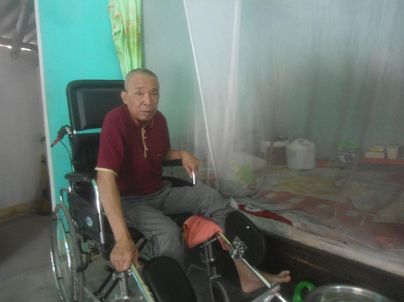 Cuộc sống ông Trần Mạnh Thắng gắn liền với chiếc xe lăn trong căn nhà cấp 4 ọp ẹp.